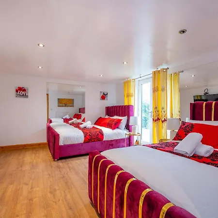 Homestay *re98bl* For Your Relaxed & Cosy + Free Parking + Free Fast Wifi *